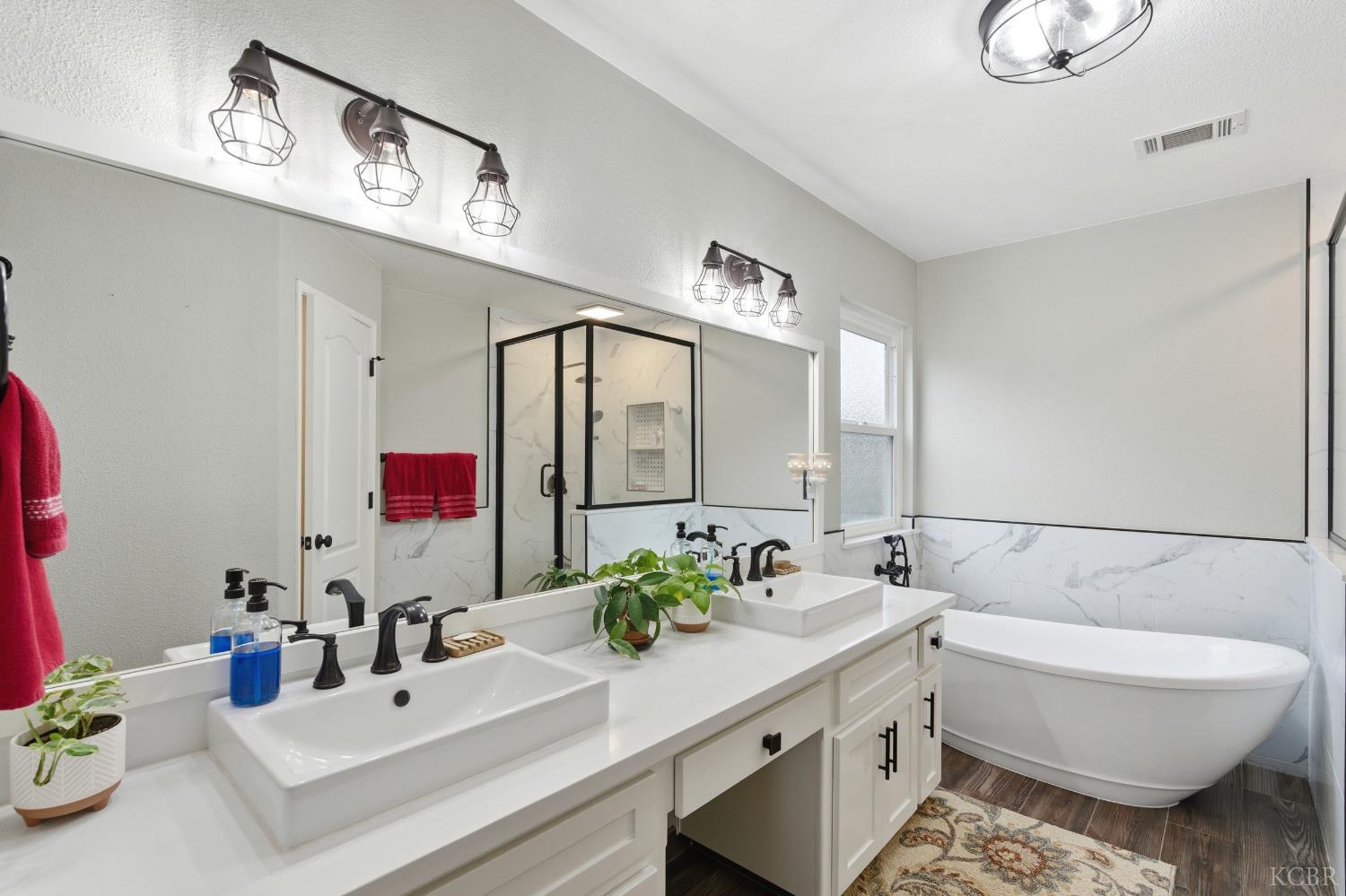 952 Meadow View Rd, Hanford, CA 93230