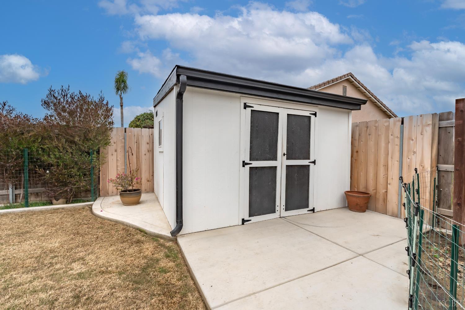 952 Meadow View Rd, Hanford, CA 93230