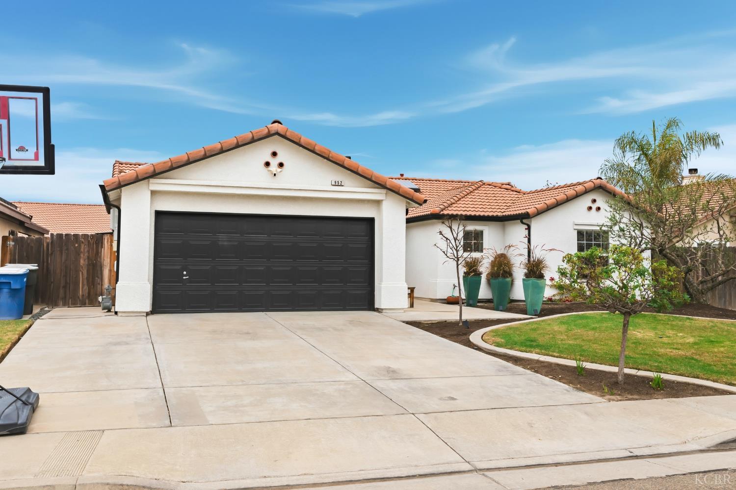 952 Meadow View Rd, Hanford, CA 93230