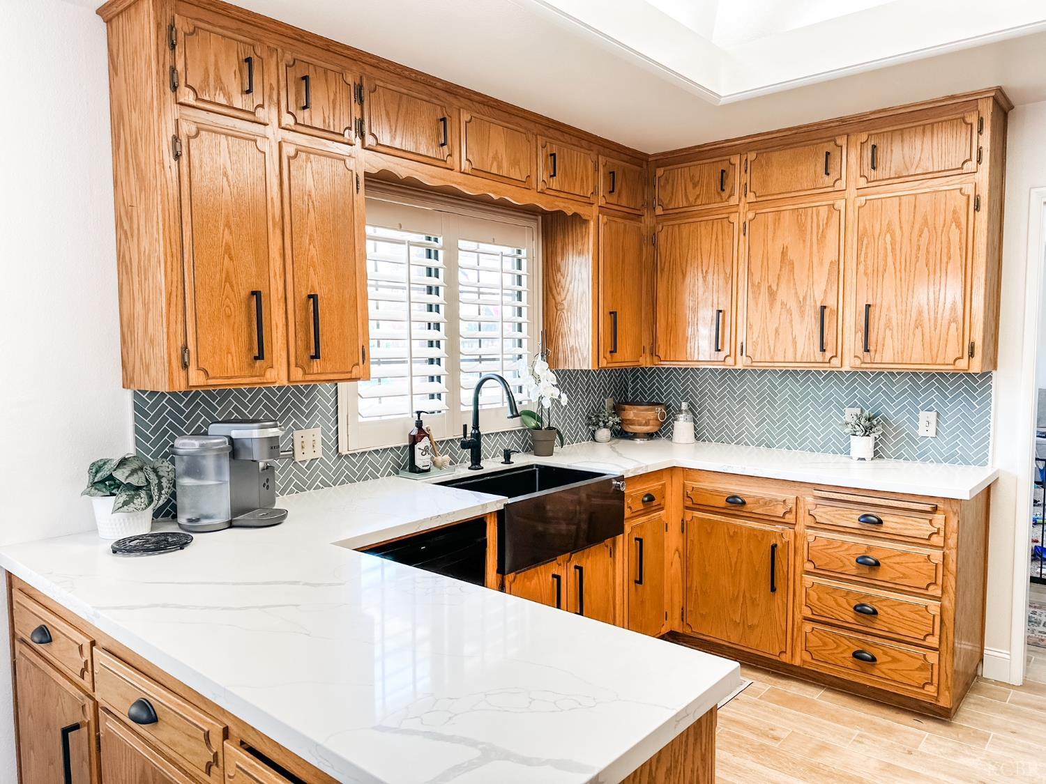 126 W Windsor Dr, Hanford, CA 93230