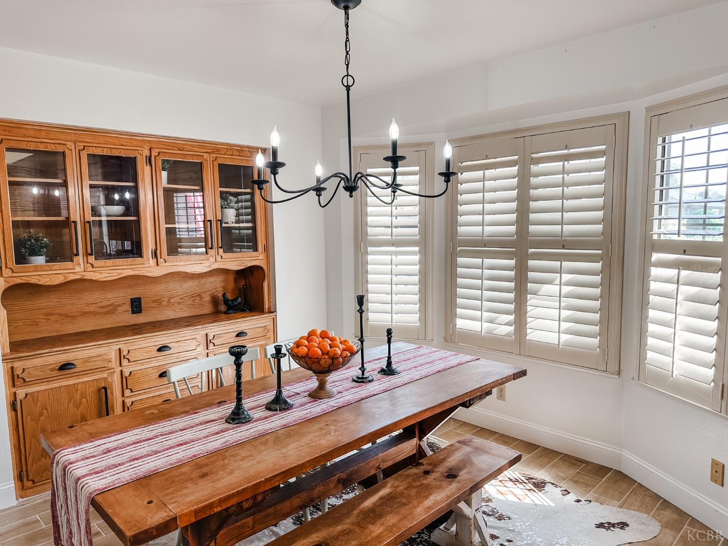 126 W Windsor Dr, Hanford, CA 93230