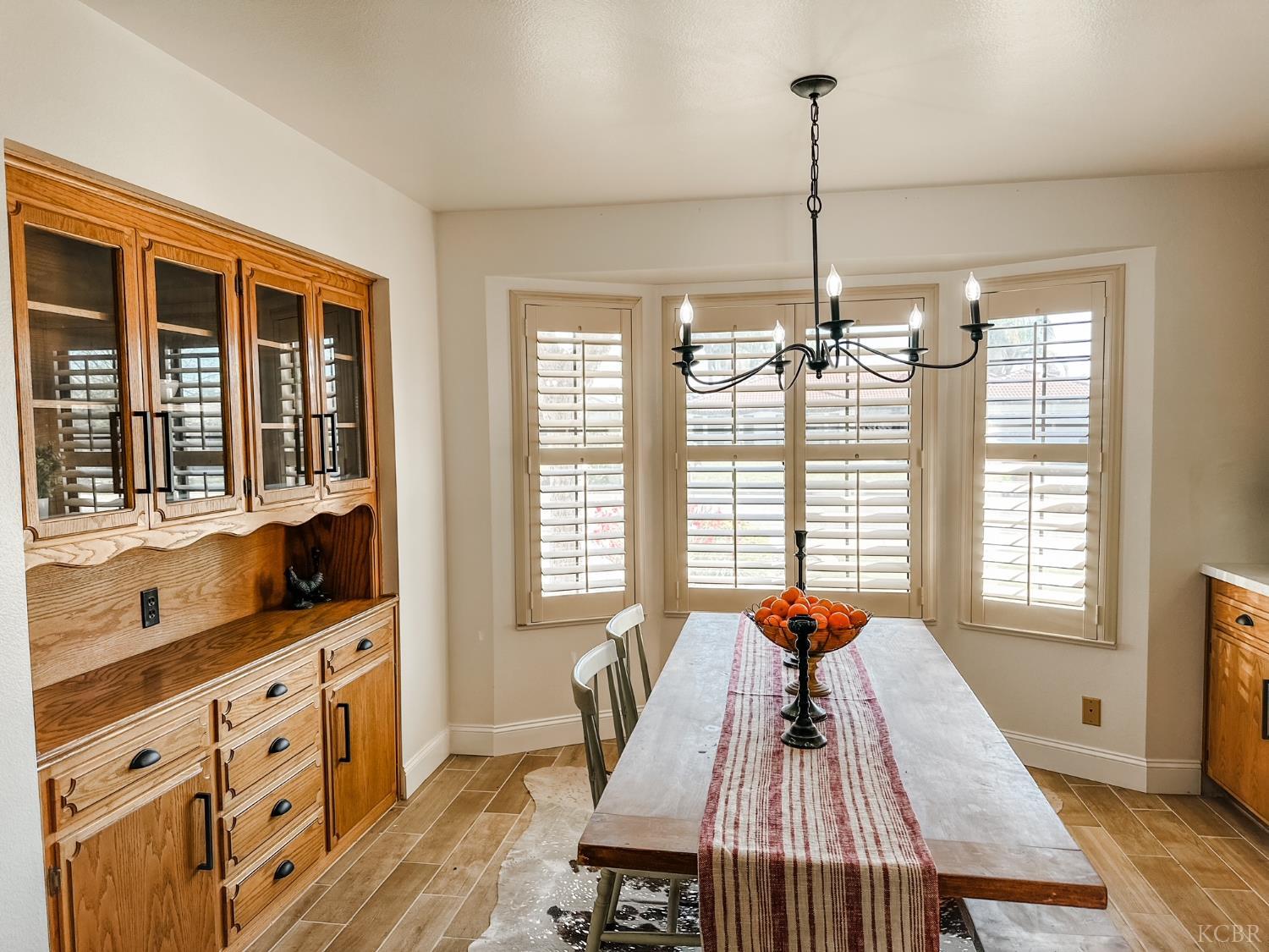 126 W Windsor Dr, Hanford, CA 93230