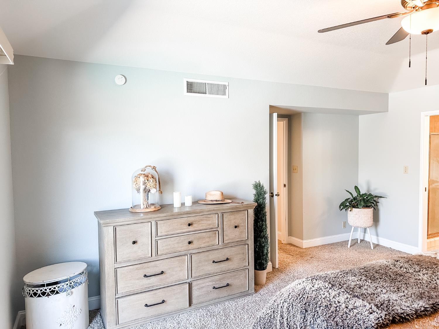 126 W Windsor Dr, Hanford, CA 93230