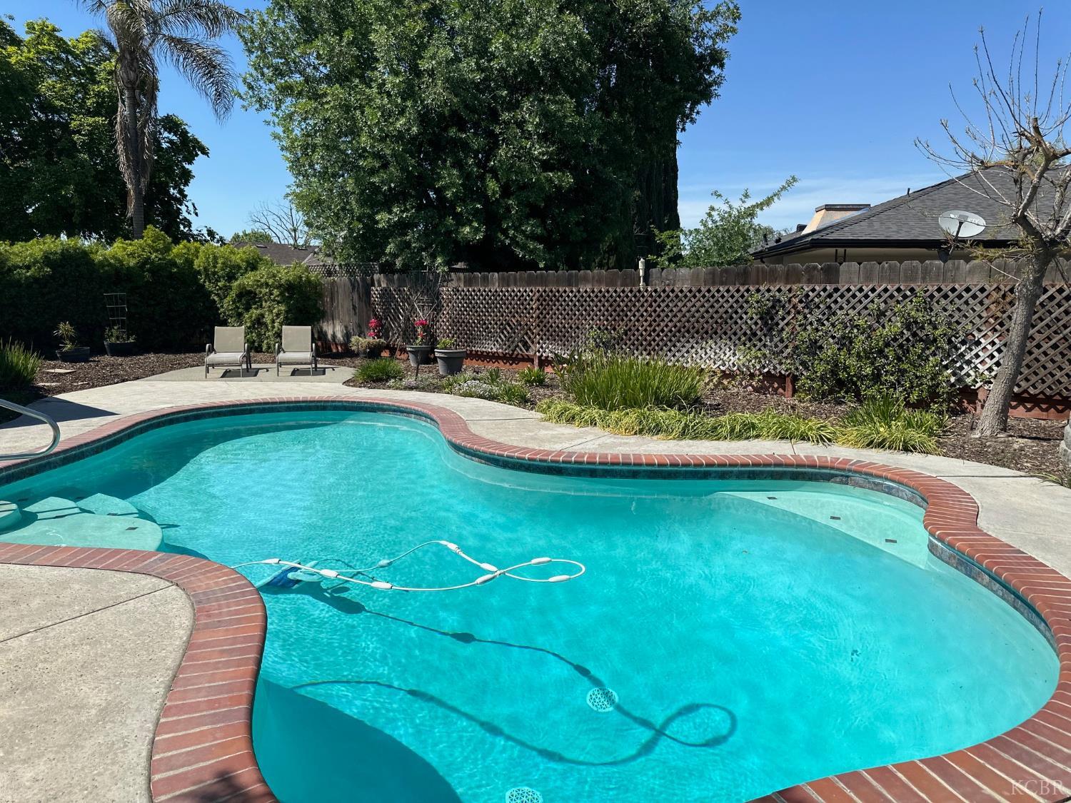 126 W Windsor Dr, Hanford, CA 93230