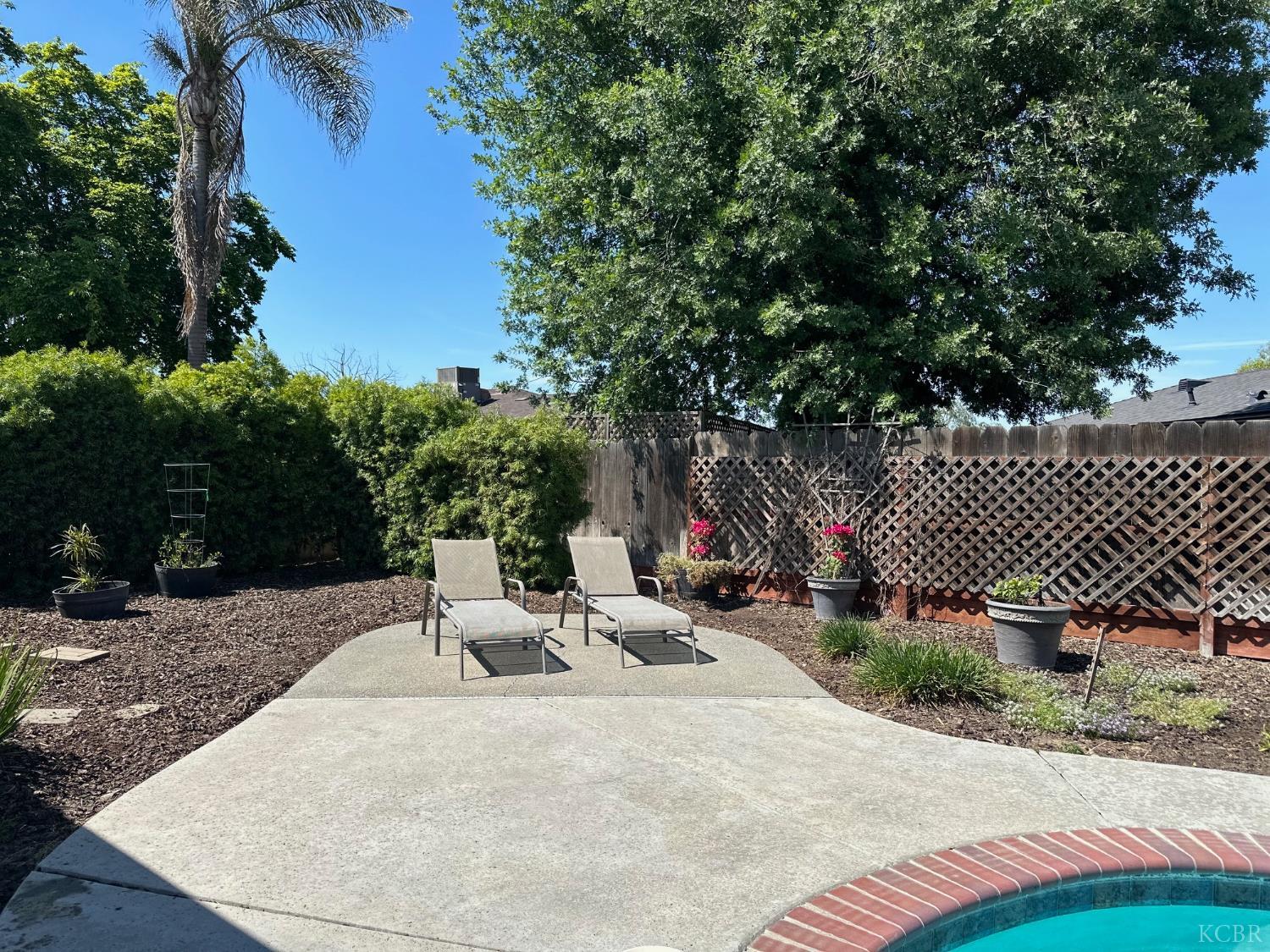 126 W Windsor Dr, Hanford, CA 93230