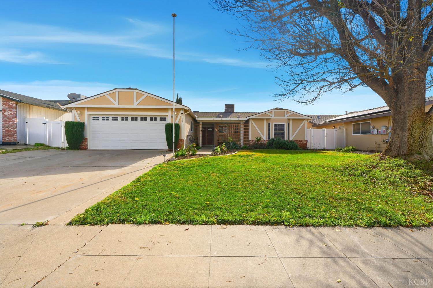 905 Redwood Ln, Lemoore, CA 93245