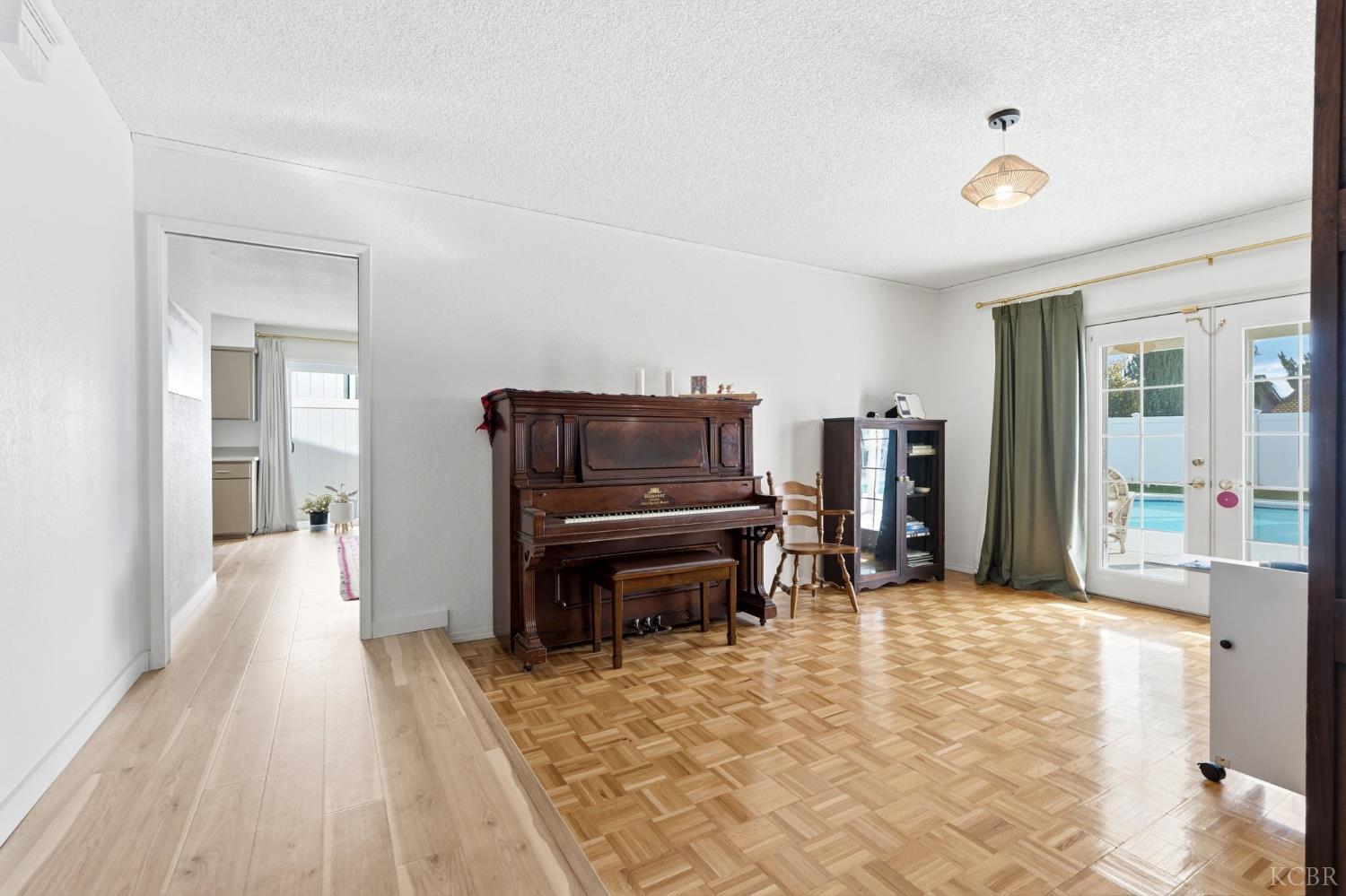 905 Redwood Ln, Lemoore, CA 93245