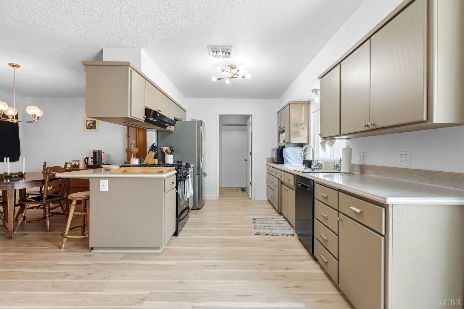 905 Redwood Ln, Lemoore, CA 93245