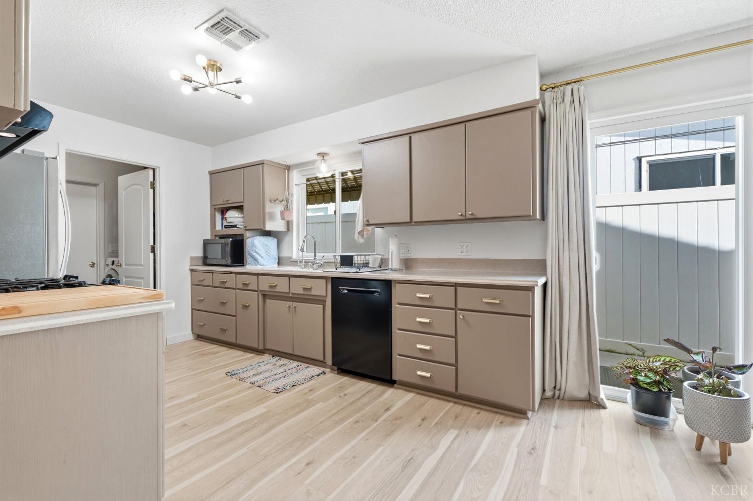 905 Redwood Ln, Lemoore, CA 93245