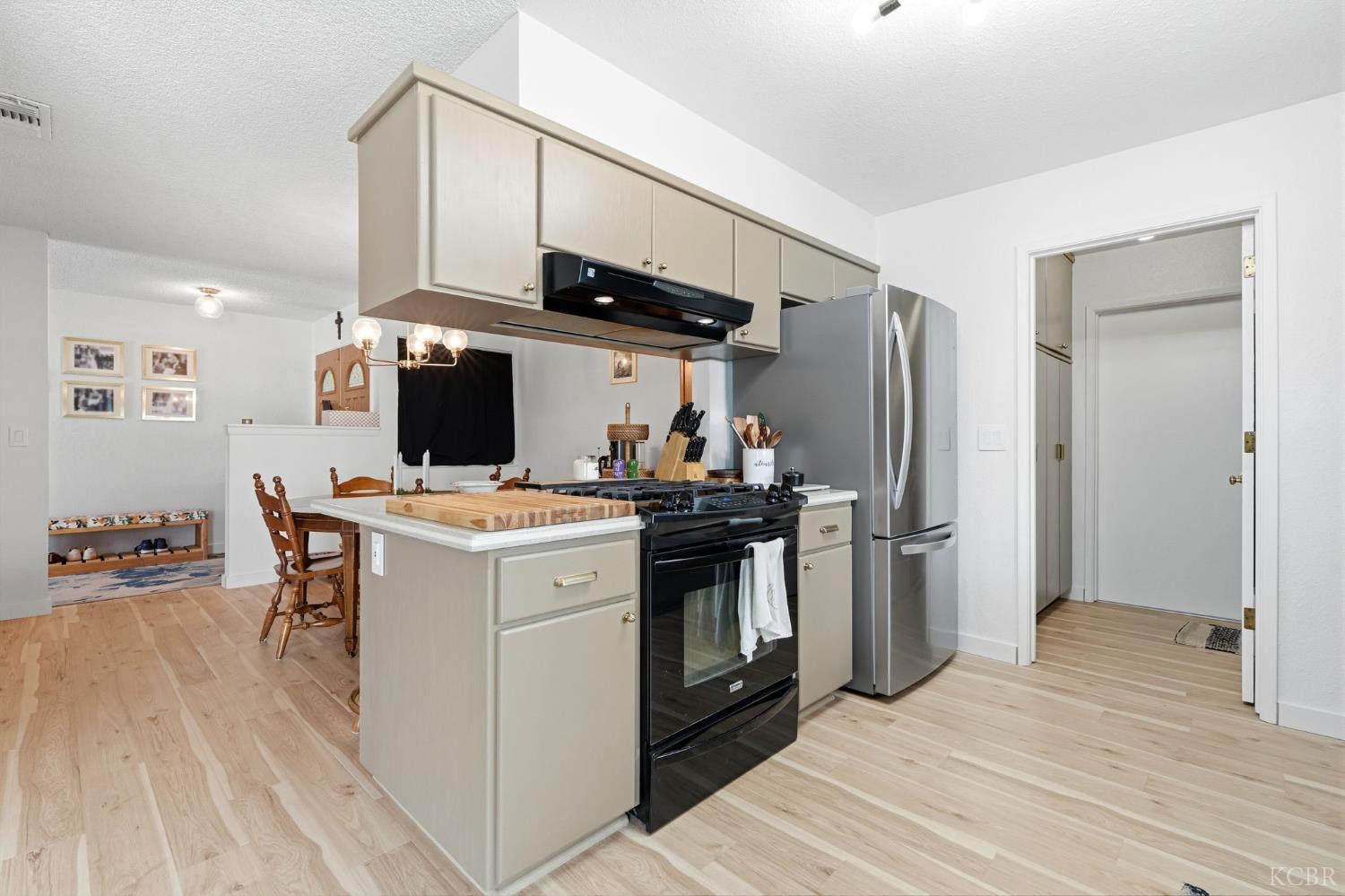 905 Redwood Ln, Lemoore, CA 93245