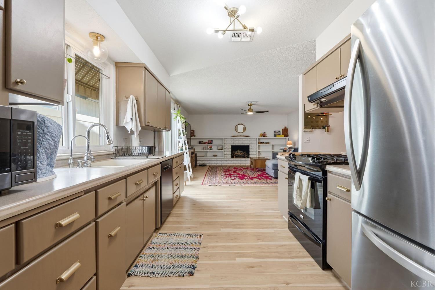 905 Redwood Ln, Lemoore, CA 93245