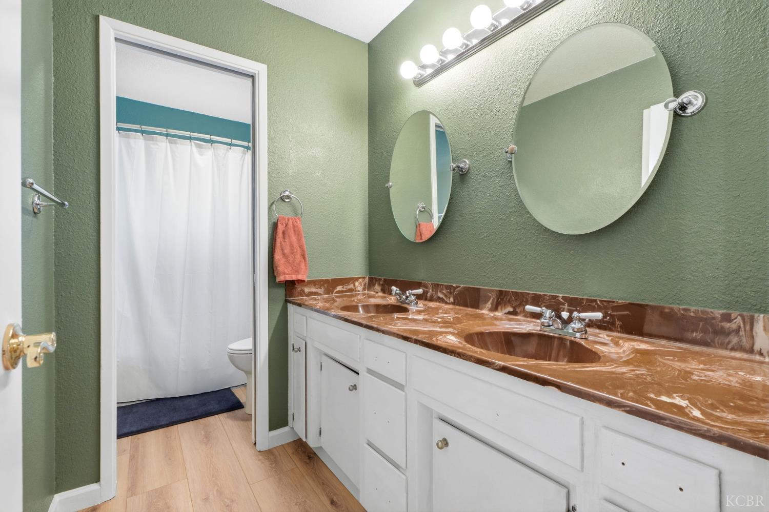 905 Redwood Ln, Lemoore, CA 93245