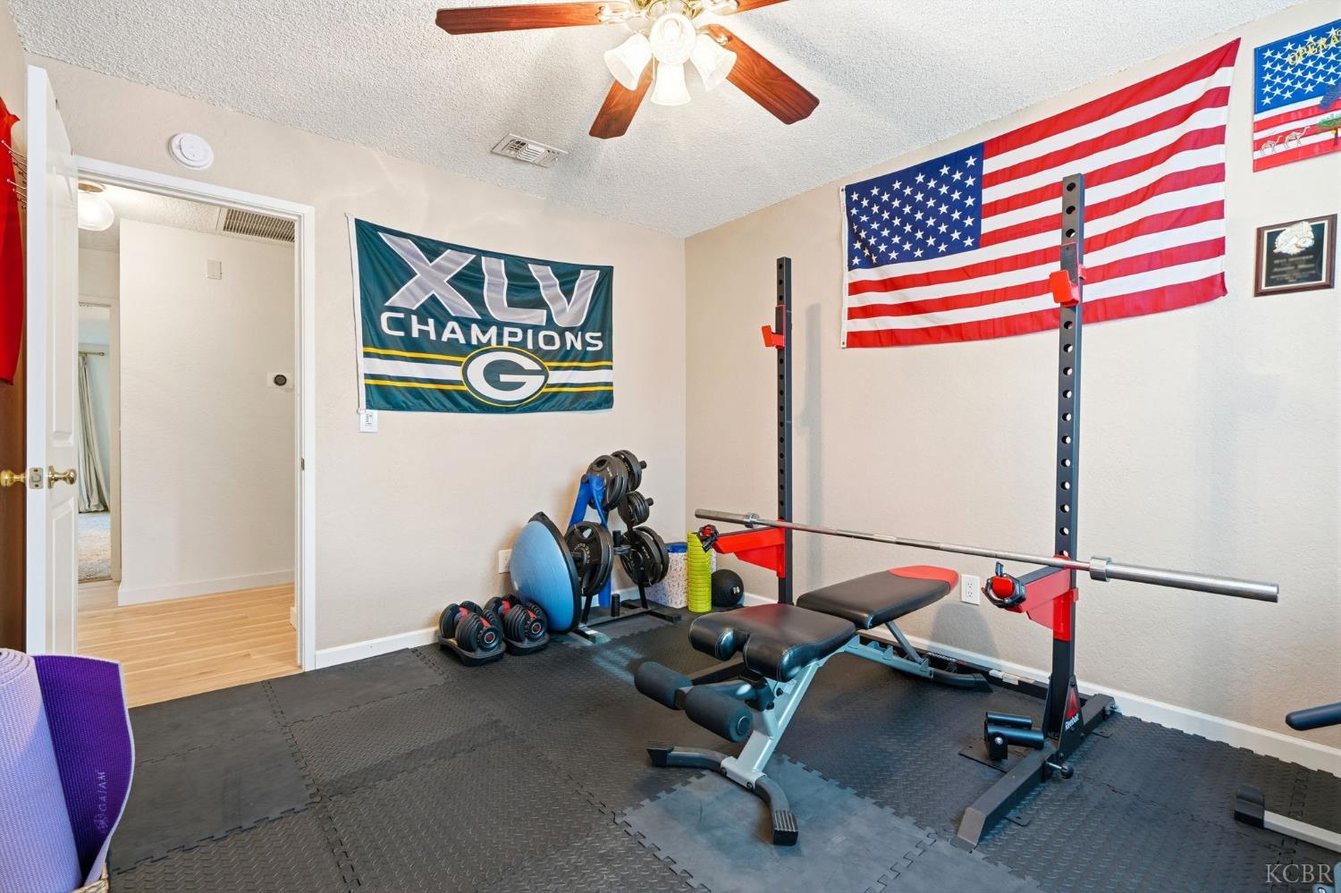 905 Redwood Ln, Lemoore, CA 93245