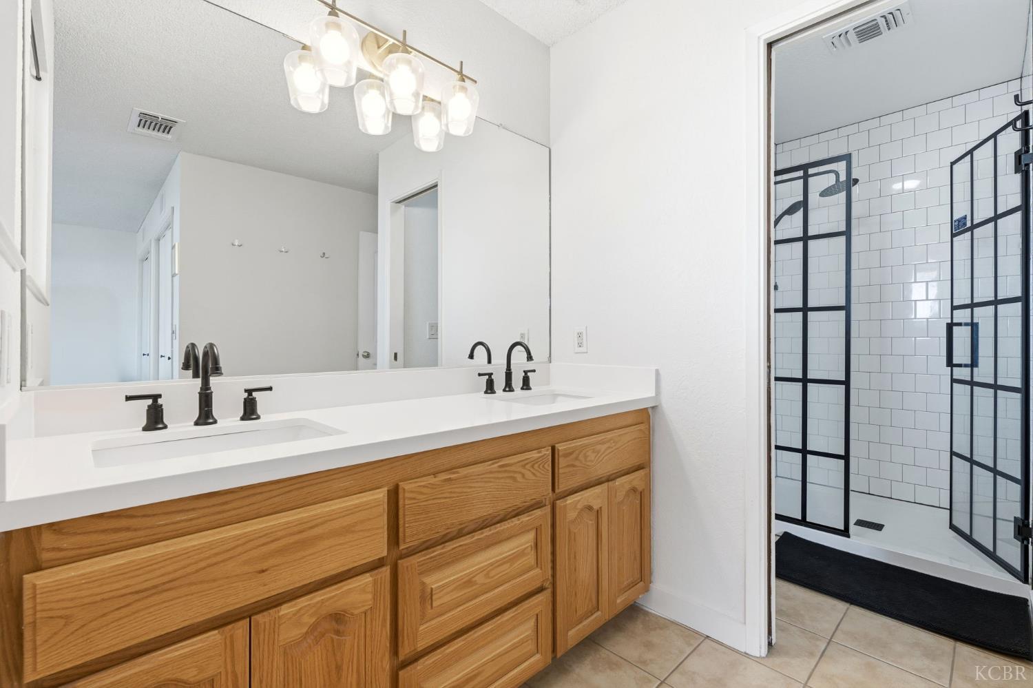 905 Redwood Ln, Lemoore, CA 93245