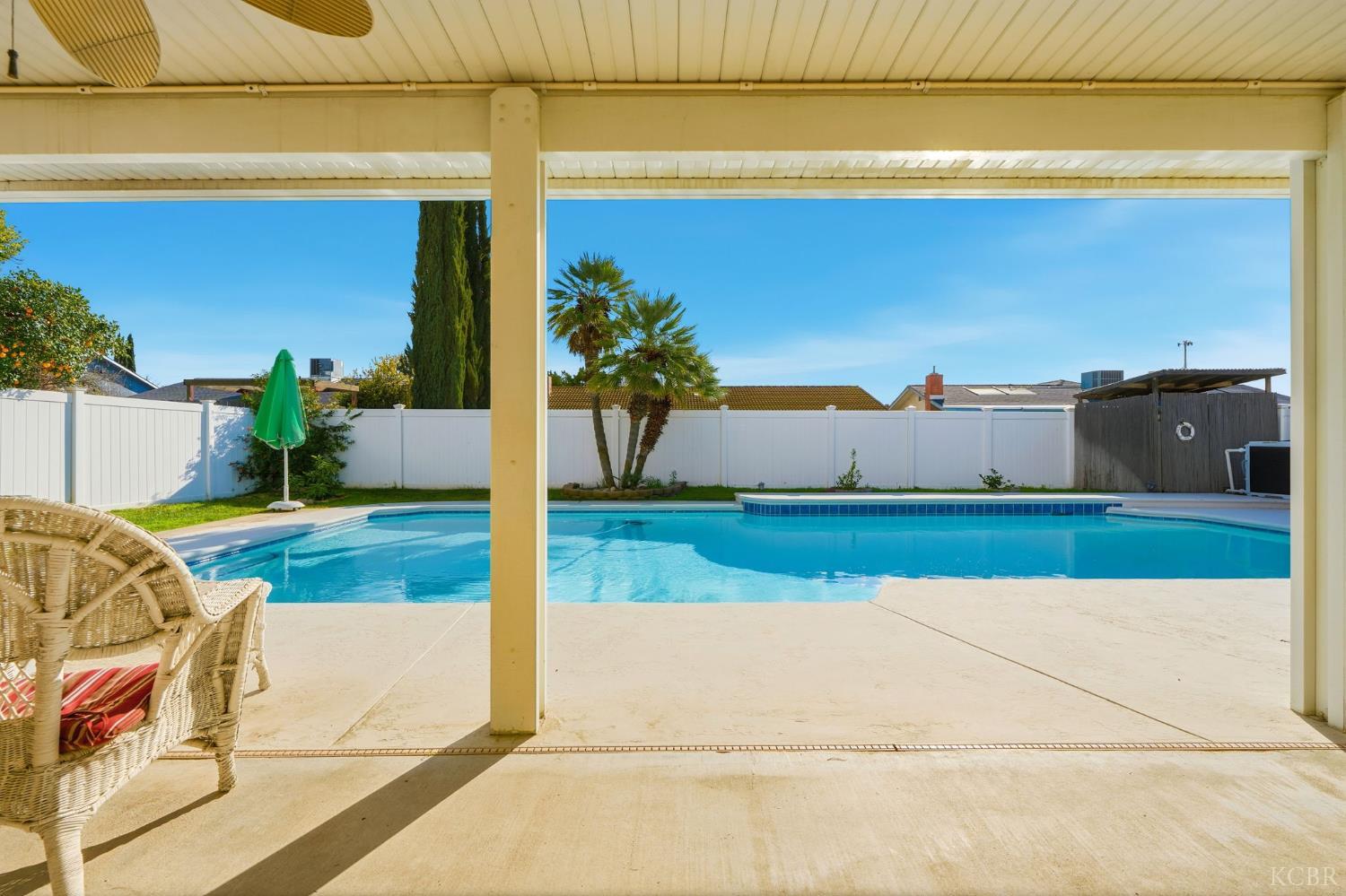 905 Redwood Ln, Lemoore, CA 93245