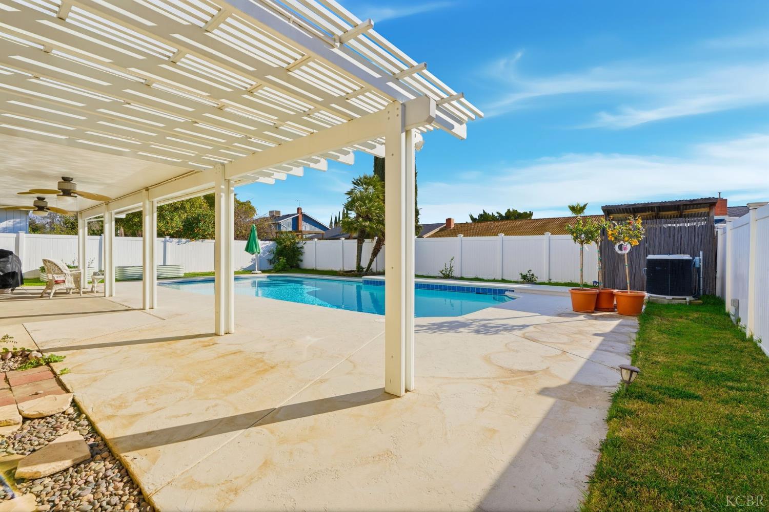 905 Redwood Ln, Lemoore, CA 93245