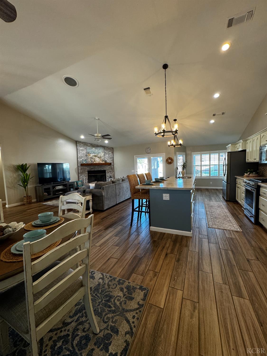 1235 University Ave, Hanford, CA 93230