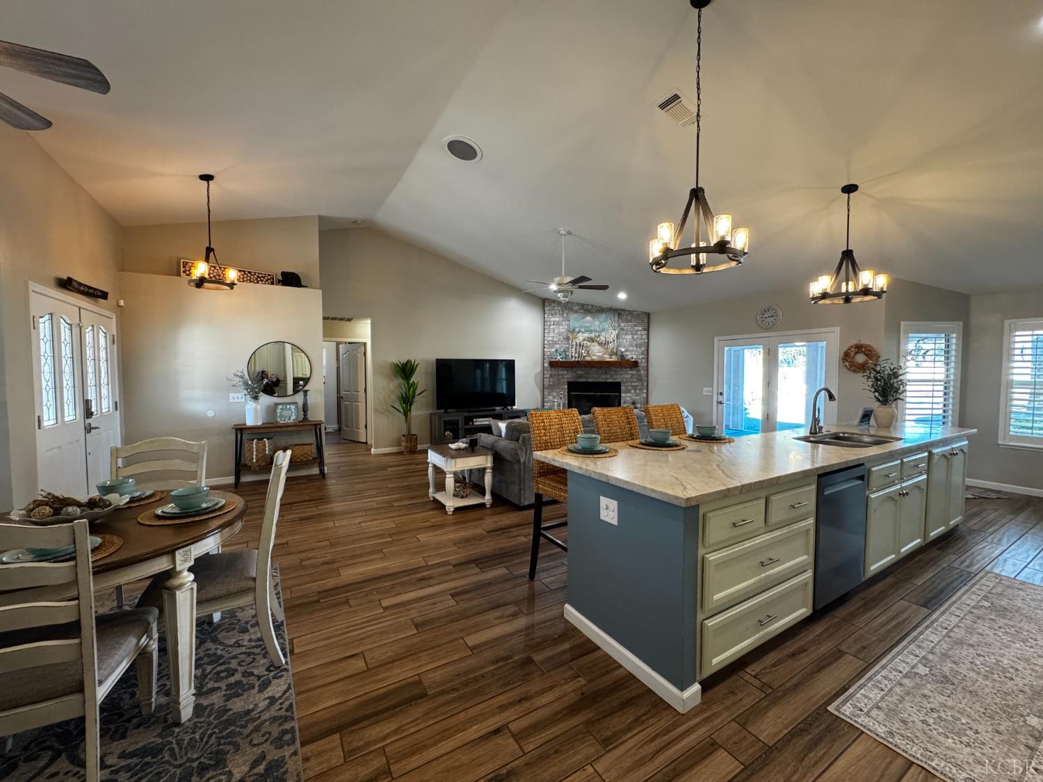 1235 University Ave, Hanford, CA 93230