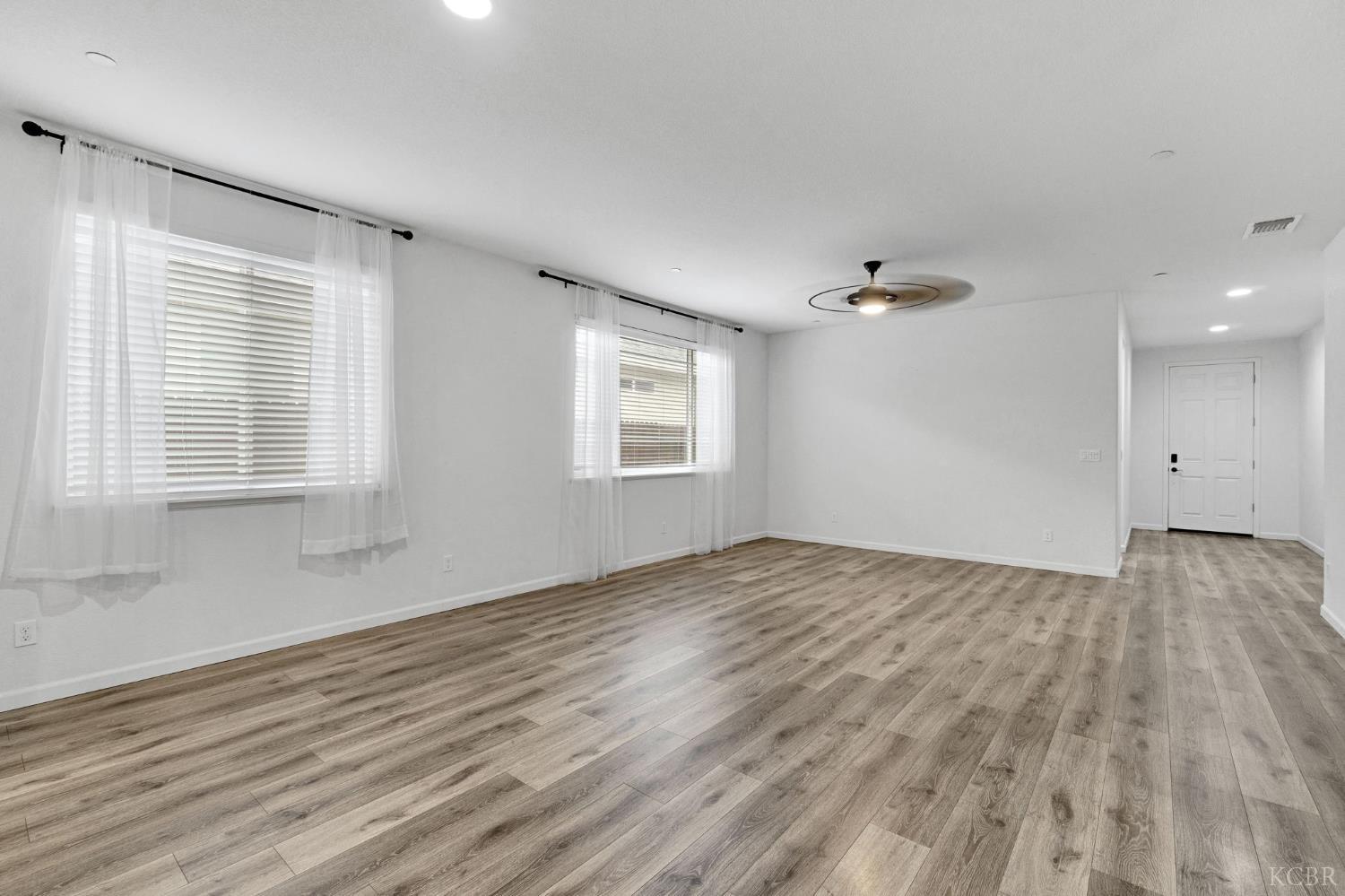 1113 Greenbrier Dr, Hanford, CA 93230