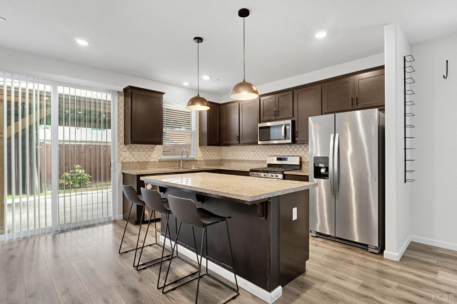 1113 Greenbrier Dr, Hanford, CA 93230