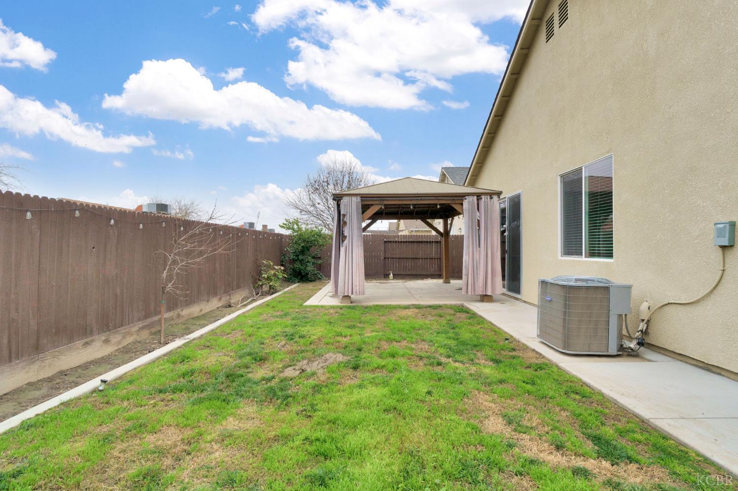 1113 Greenbrier Dr, Hanford, CA 93230