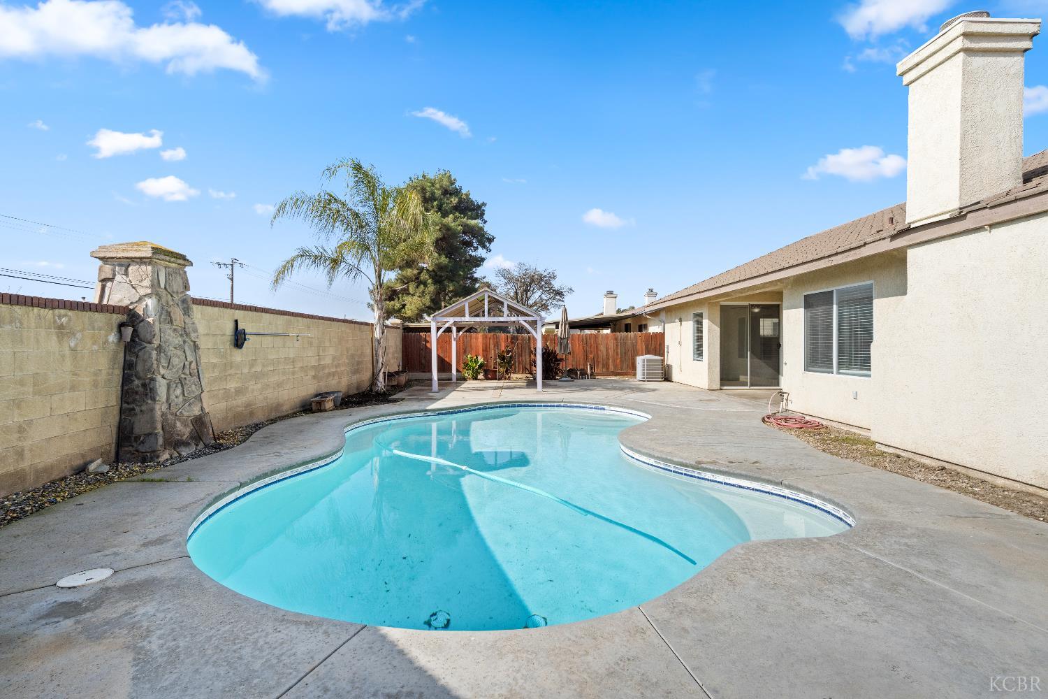 903 W Redwood St, Hanford, CA 93230