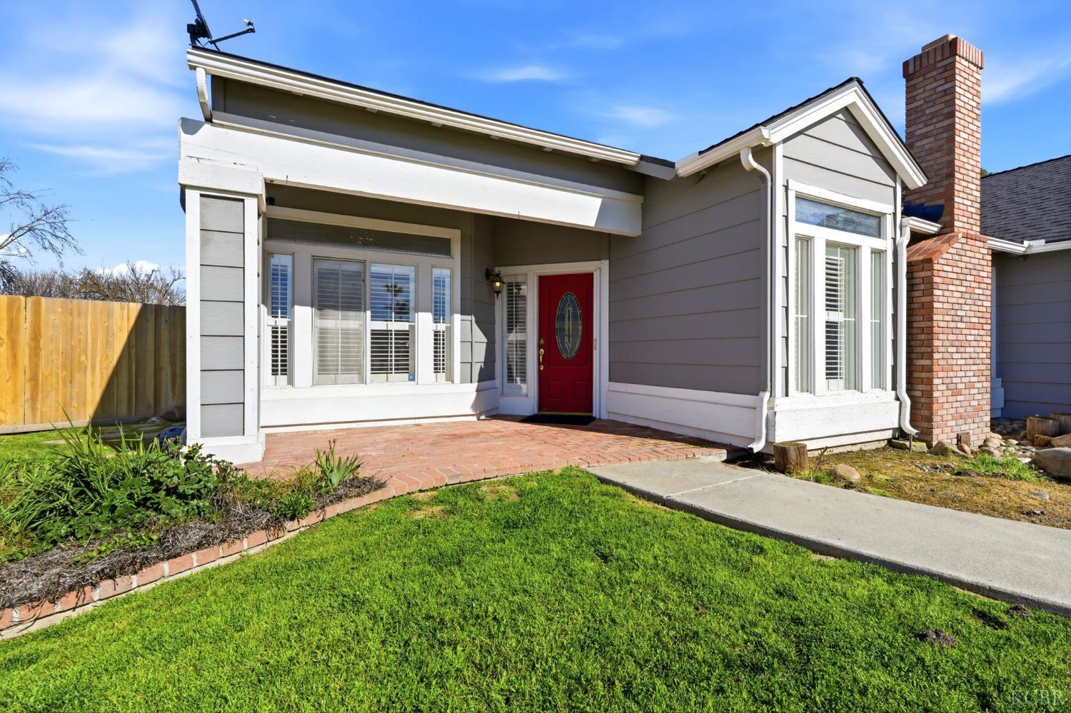 3207 Juniper Ct, Hanford, CA 93230