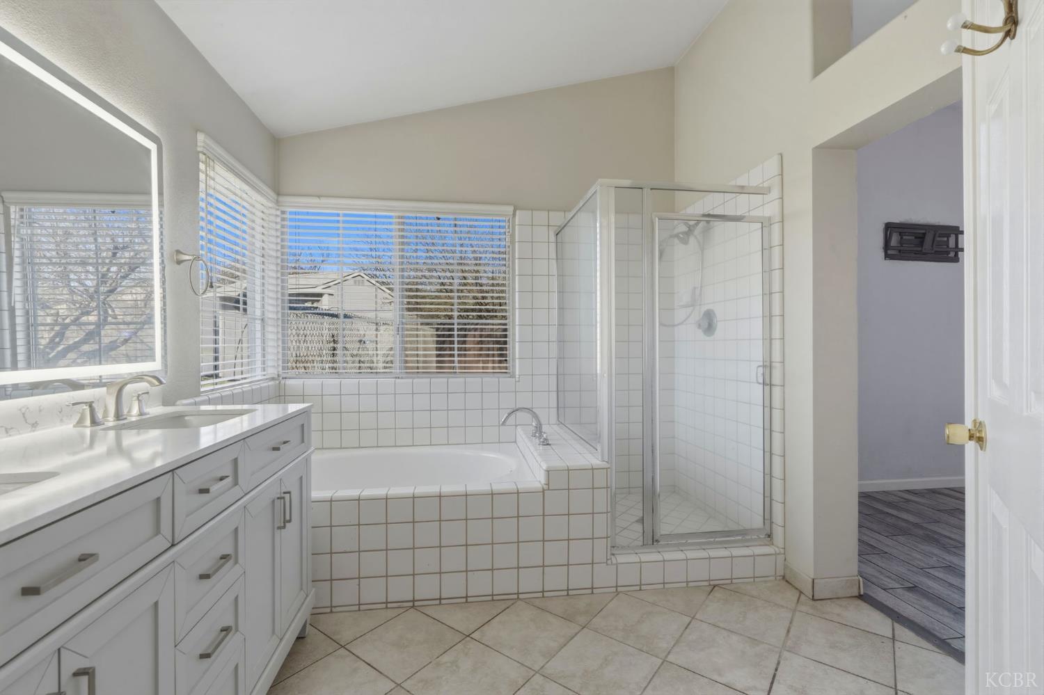 3207 Juniper Ct, Hanford, CA 93230