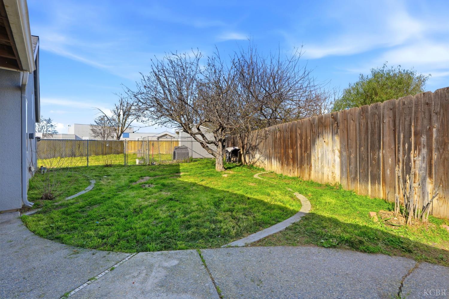 3207 Juniper Ct, Hanford, CA 93230