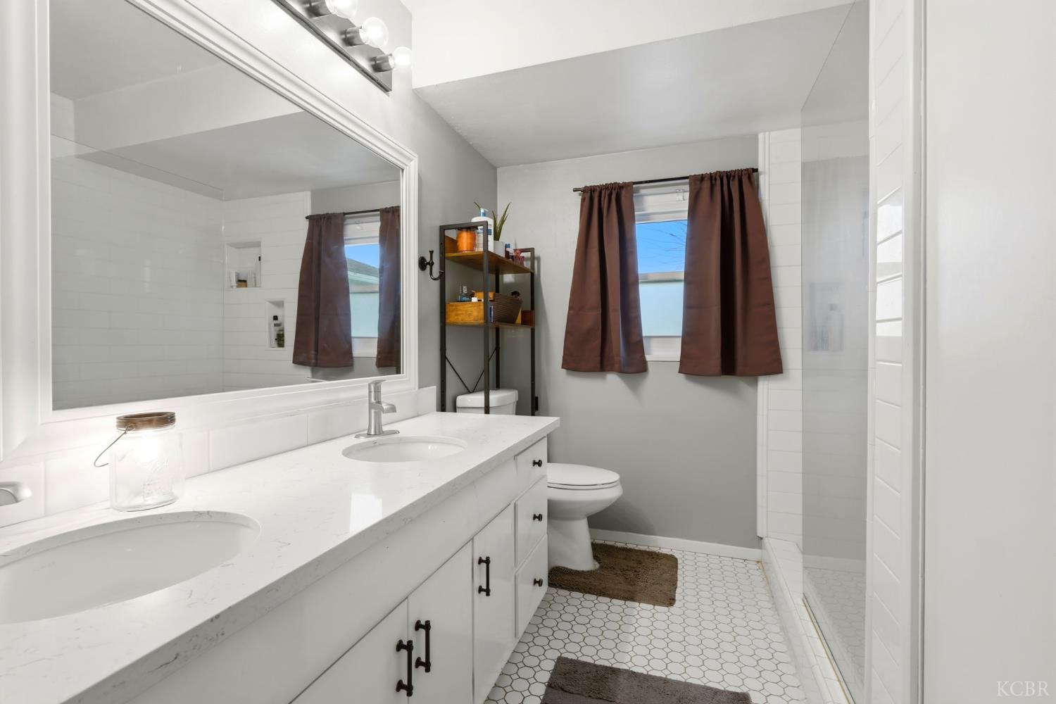 129 W Terrace Dr, Hanford, CA 93230