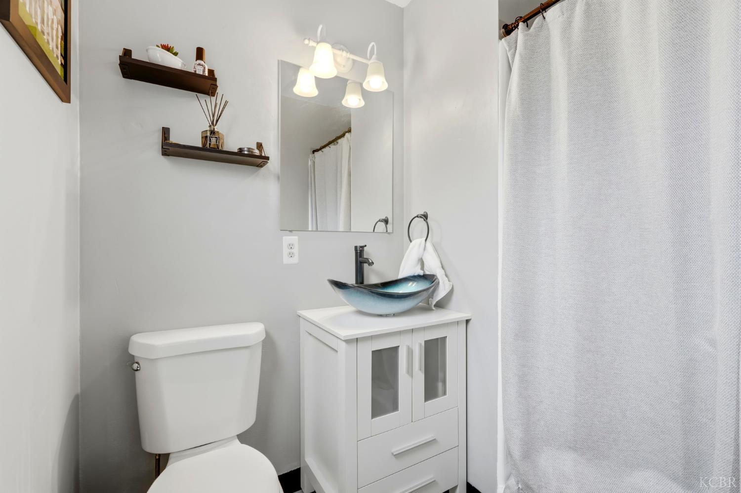 129 W Terrace Dr, Hanford, CA 93230