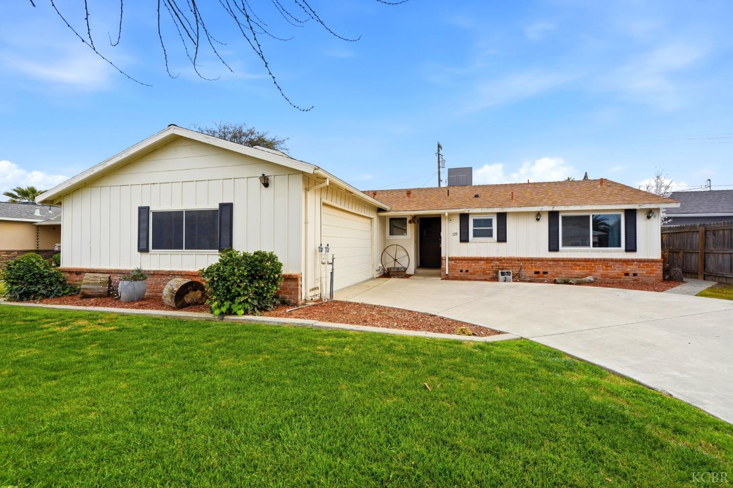 129 W Terrace Dr, Hanford, CA 93230
