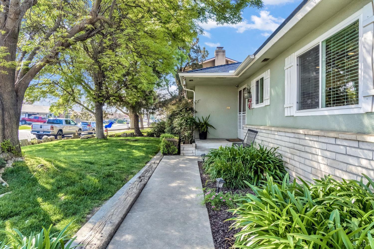 1182 Hansen Ct, Hanford, CA 93230