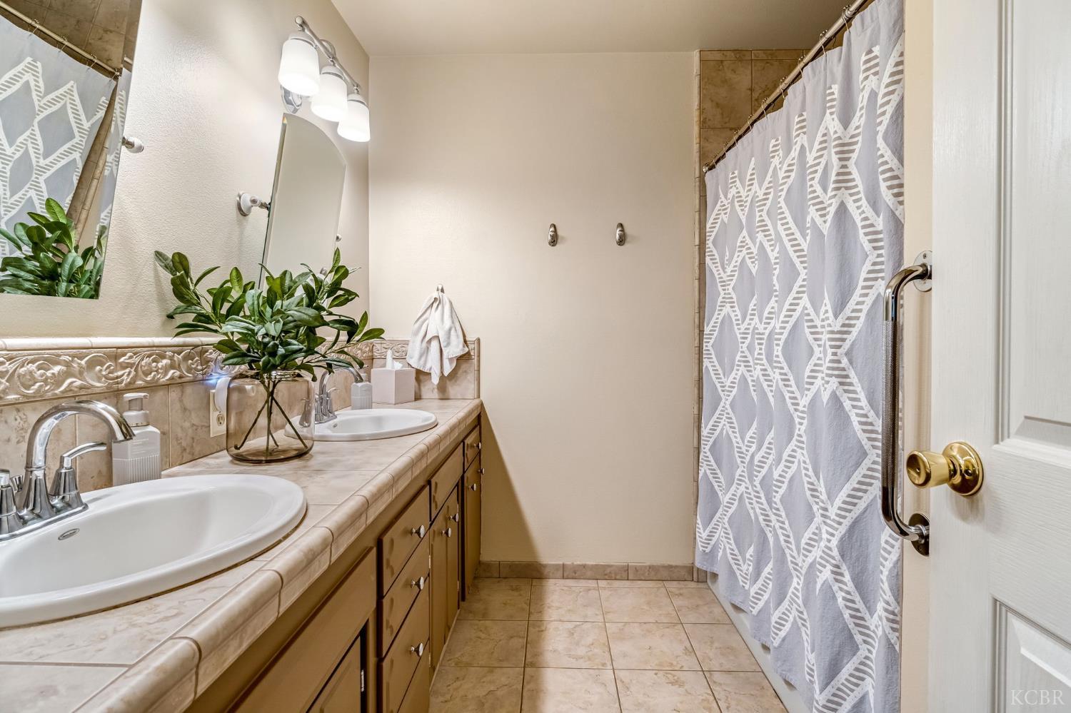 1182 Hansen Ct, Hanford, CA 93230