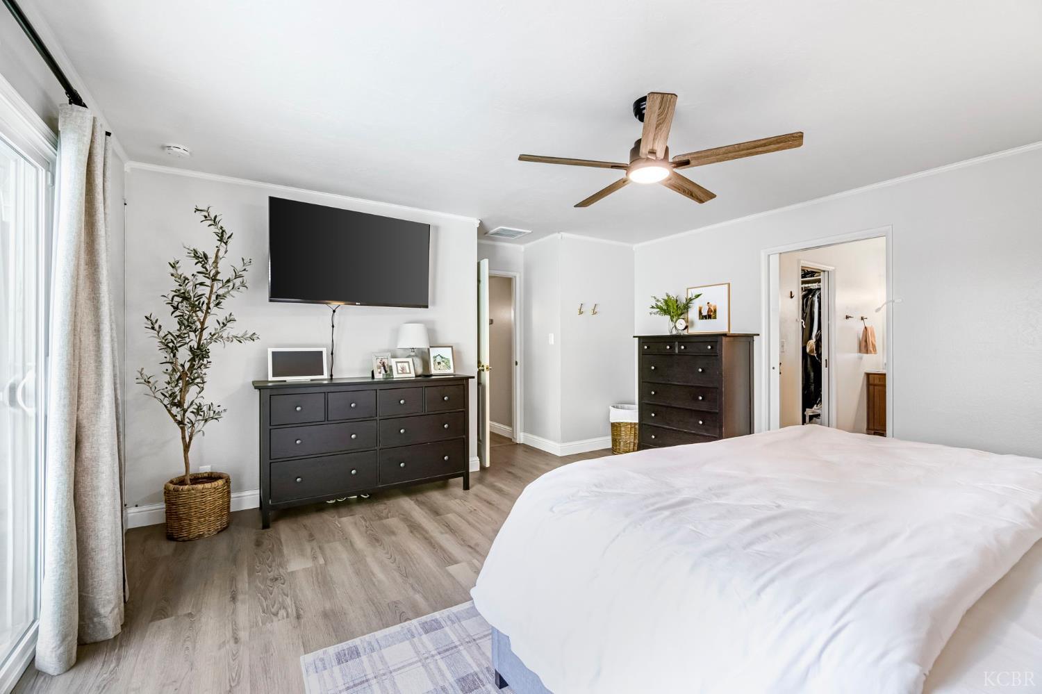 1182 Hansen Ct, Hanford, CA 93230