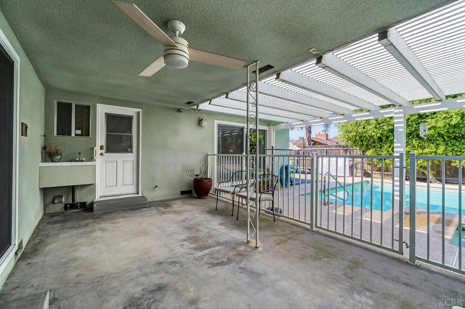 1182 Hansen Ct, Hanford, CA 93230