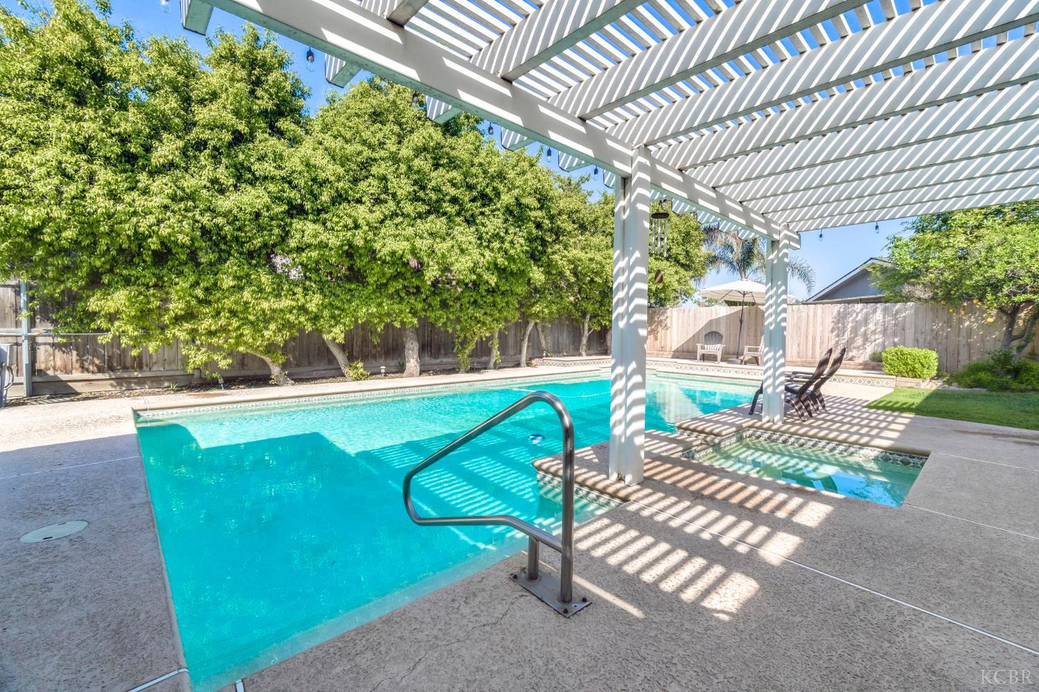 1182 Hansen Ct, Hanford, CA 93230