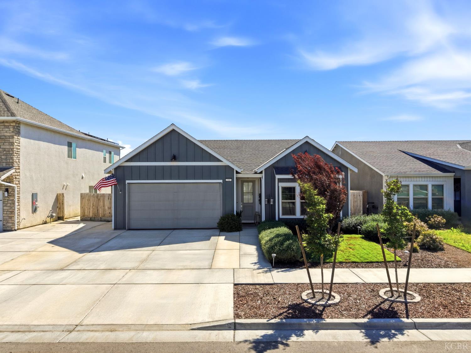 2587 W Heather Ln, Hanford, CA 93230