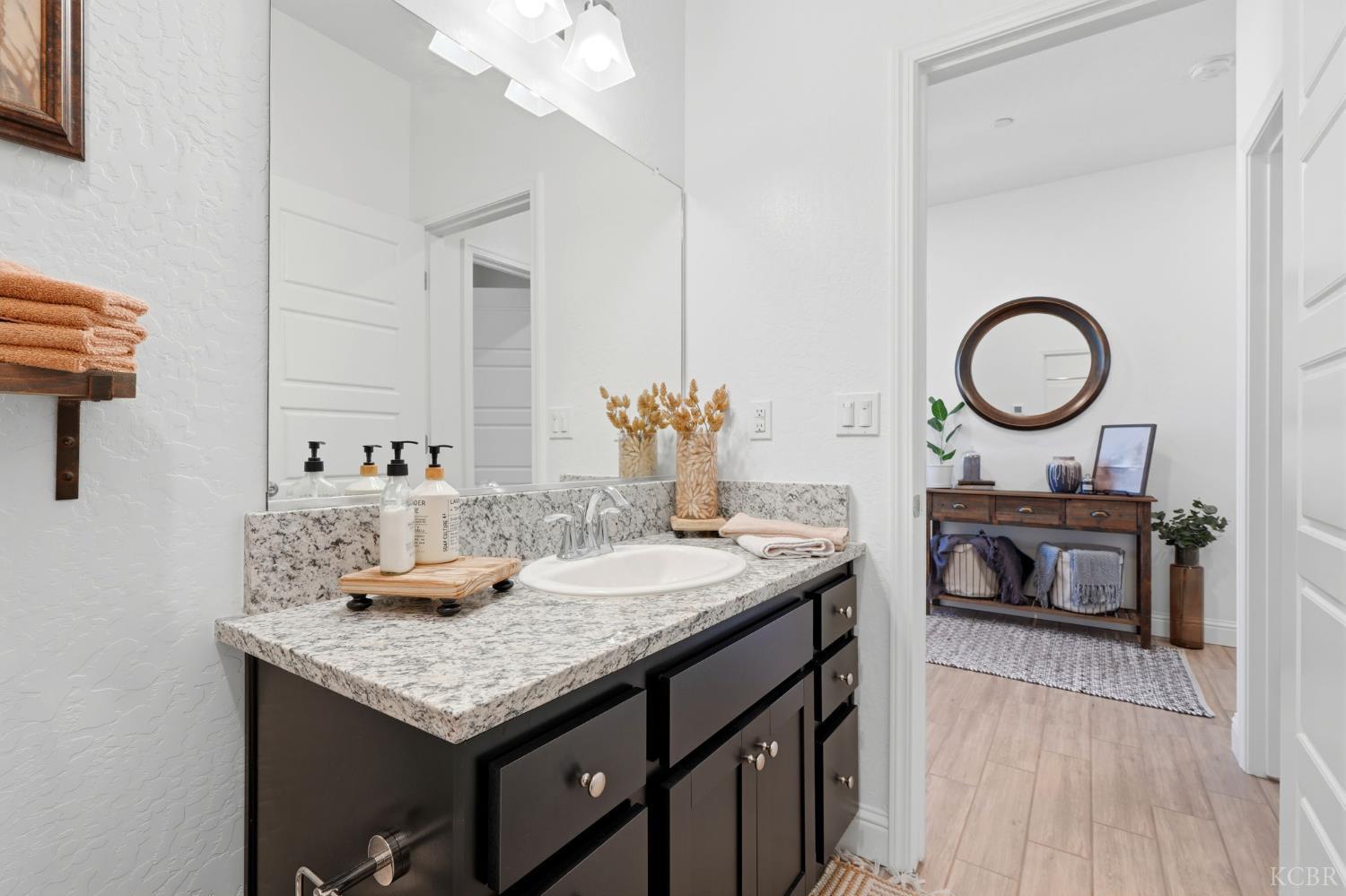 2587 W Heather Ln, Hanford, CA 93230