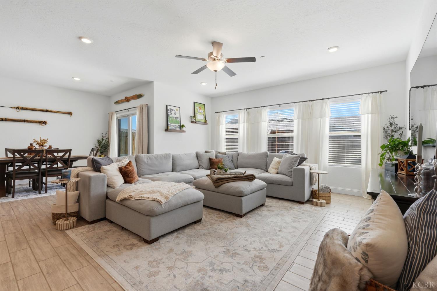 2587 W Heather Ln, Hanford, CA 93230