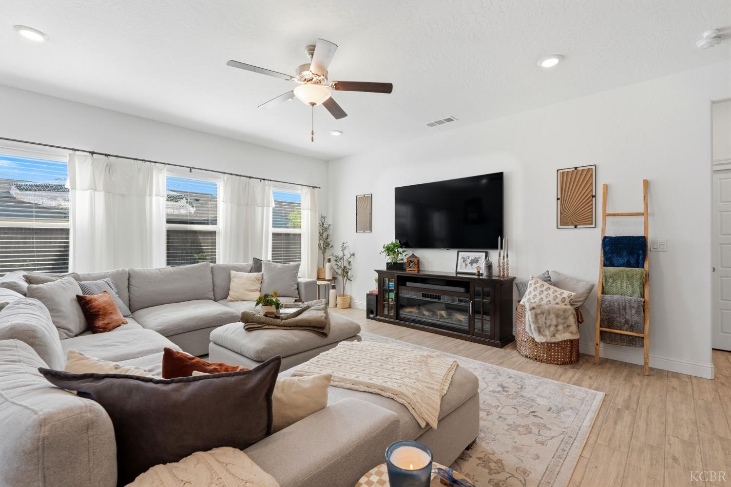 2587 W Heather Ln, Hanford, CA 93230