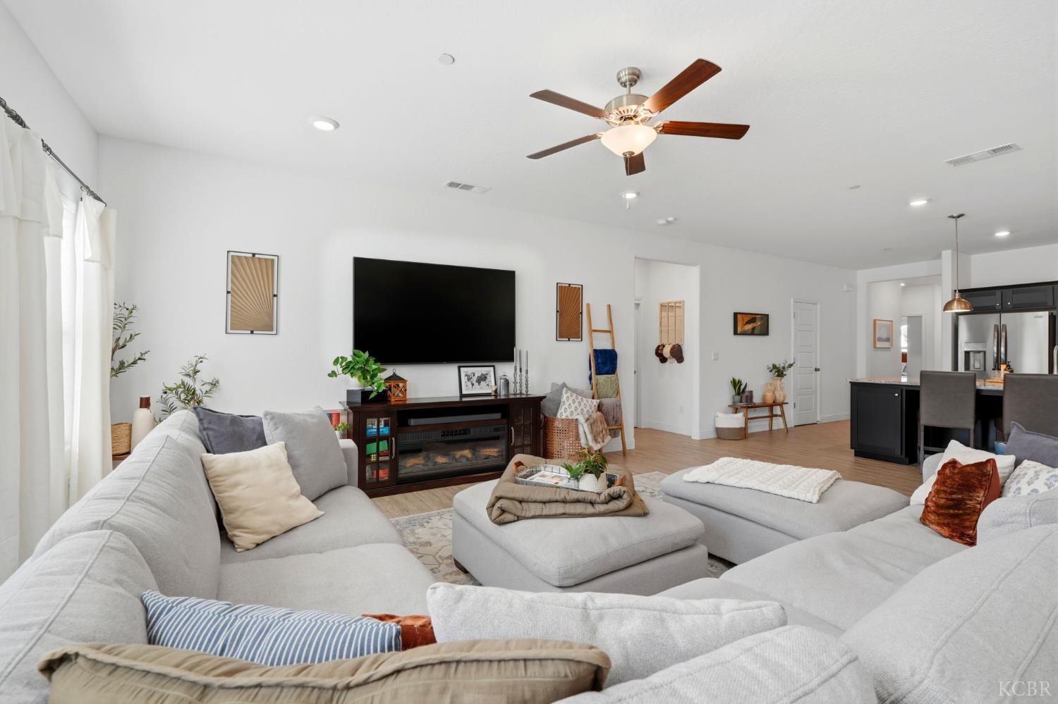 2587 W Heather Ln, Hanford, CA 93230