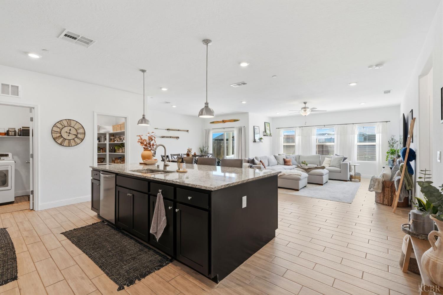 2587 W Heather Ln, Hanford, CA 93230