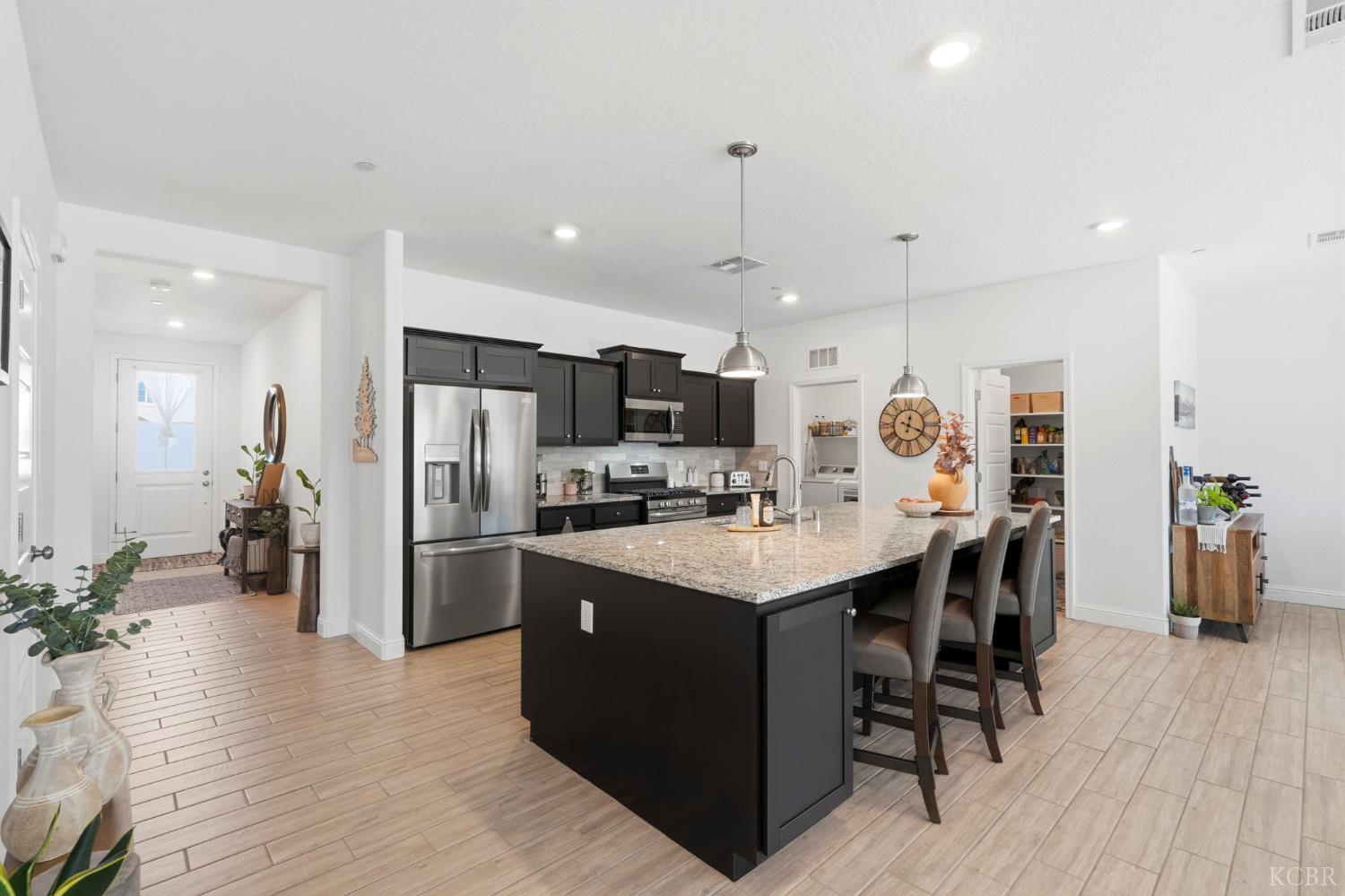 2587 W Heather Ln, Hanford, CA 93230