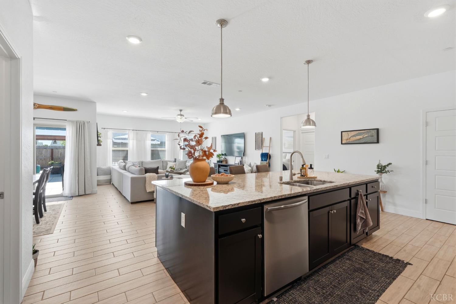 2587 W Heather Ln, Hanford, CA 93230