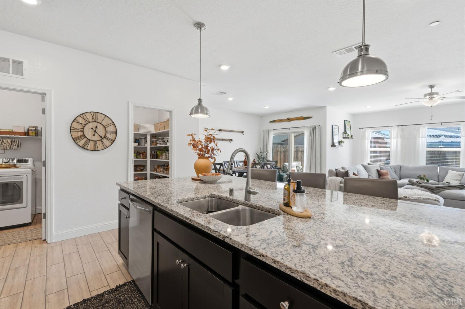 2587 W Heather Ln, Hanford, CA 93230