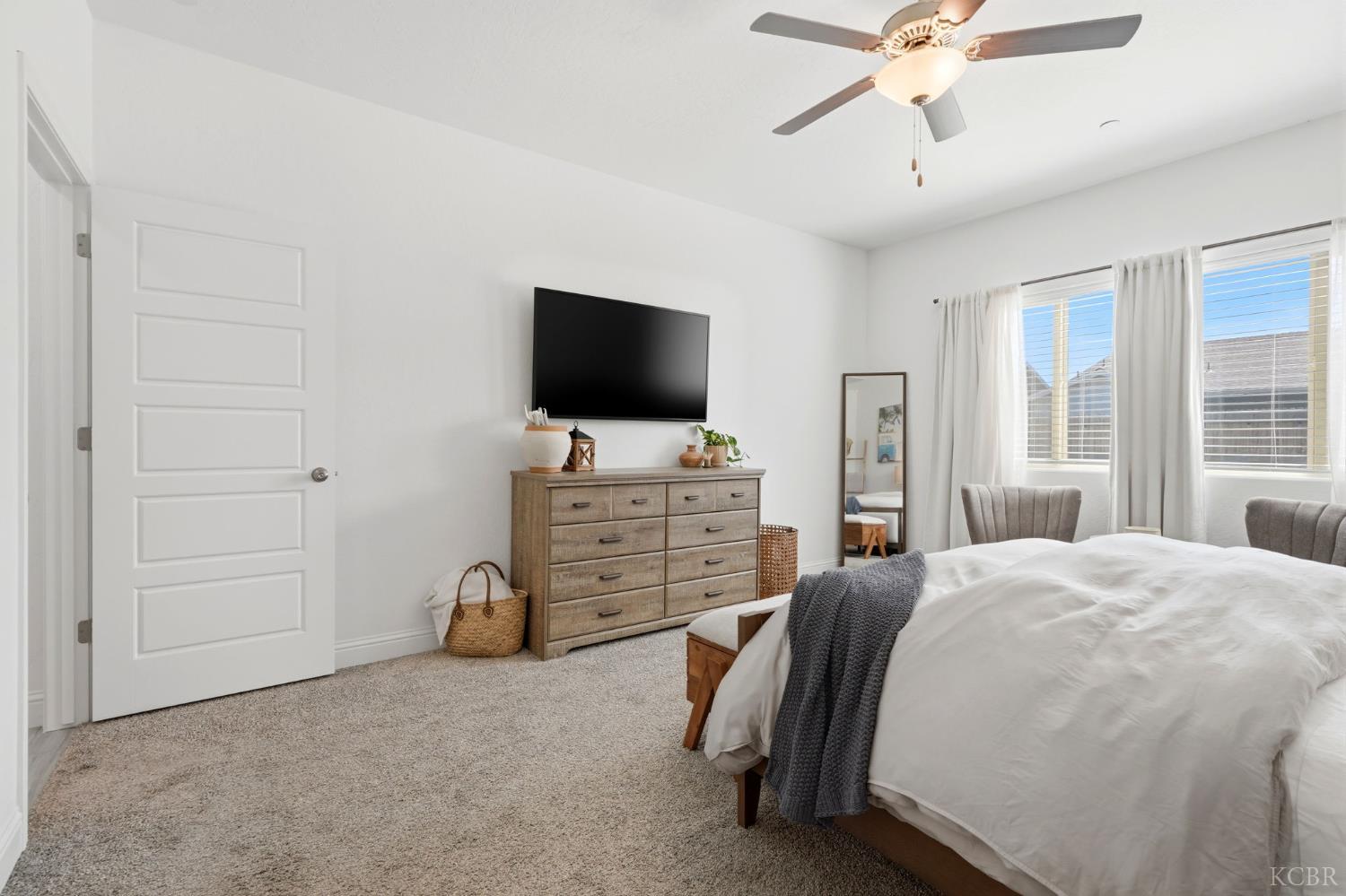 2587 W Heather Ln, Hanford, CA 93230