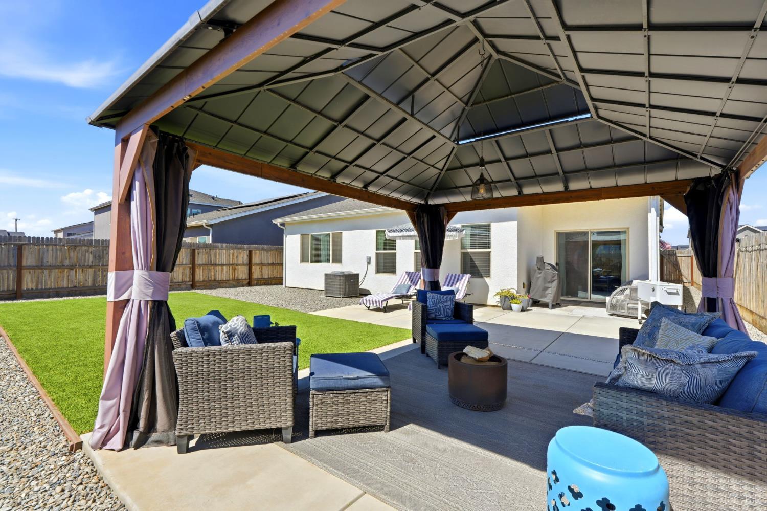 2587 W Heather Ln, Hanford, CA 93230