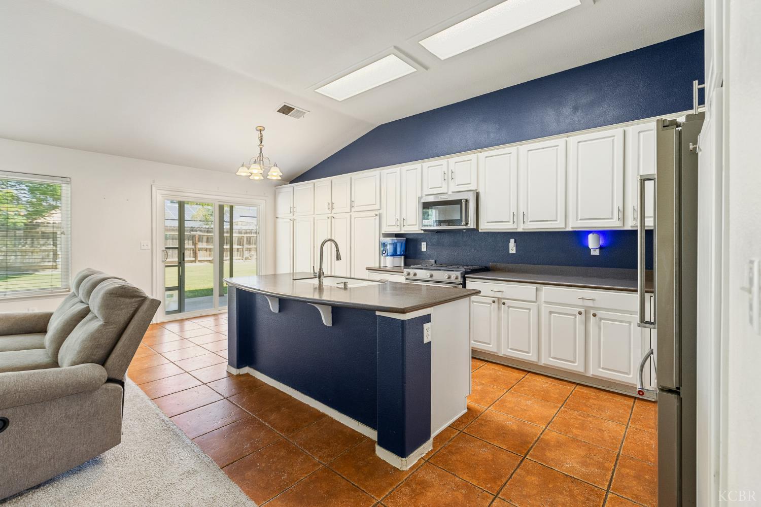 916 W Windsor Dr, Hanford, CA 93230
