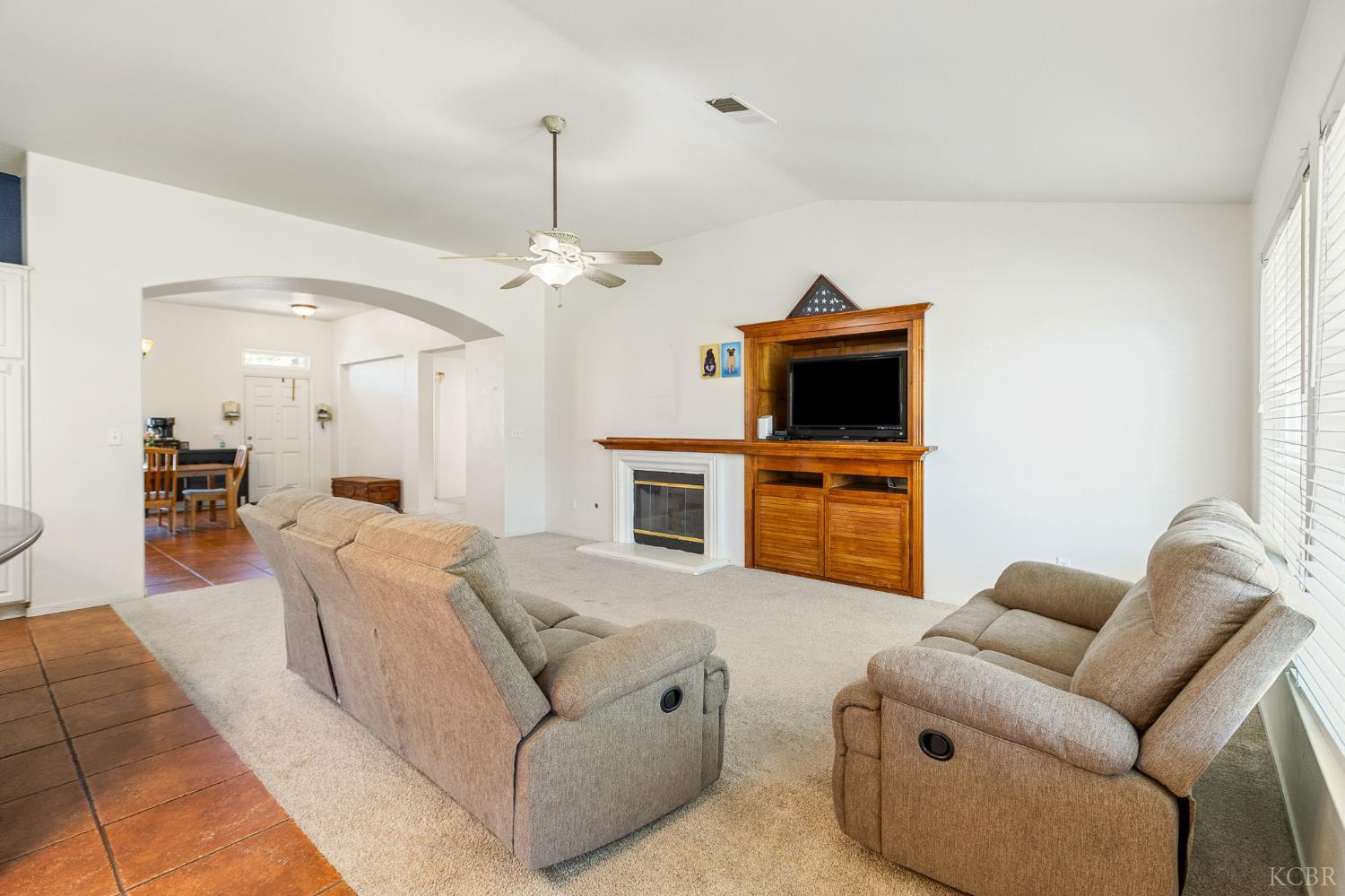 916 W Windsor Dr, Hanford, CA 93230